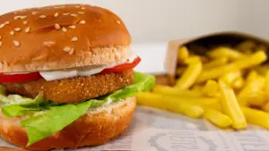 Combo Cheesy Burger + Pomfrit